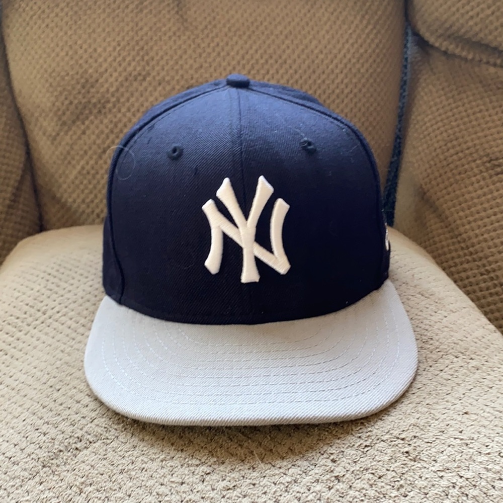 YANKEES HAT , GRAY BRIM,NEVER WORN EXCELLENT SHAPE